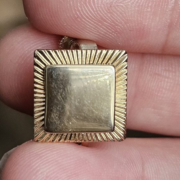 Designer by Coro, earrings, clip on gold tone squares - Picture 3 of 5